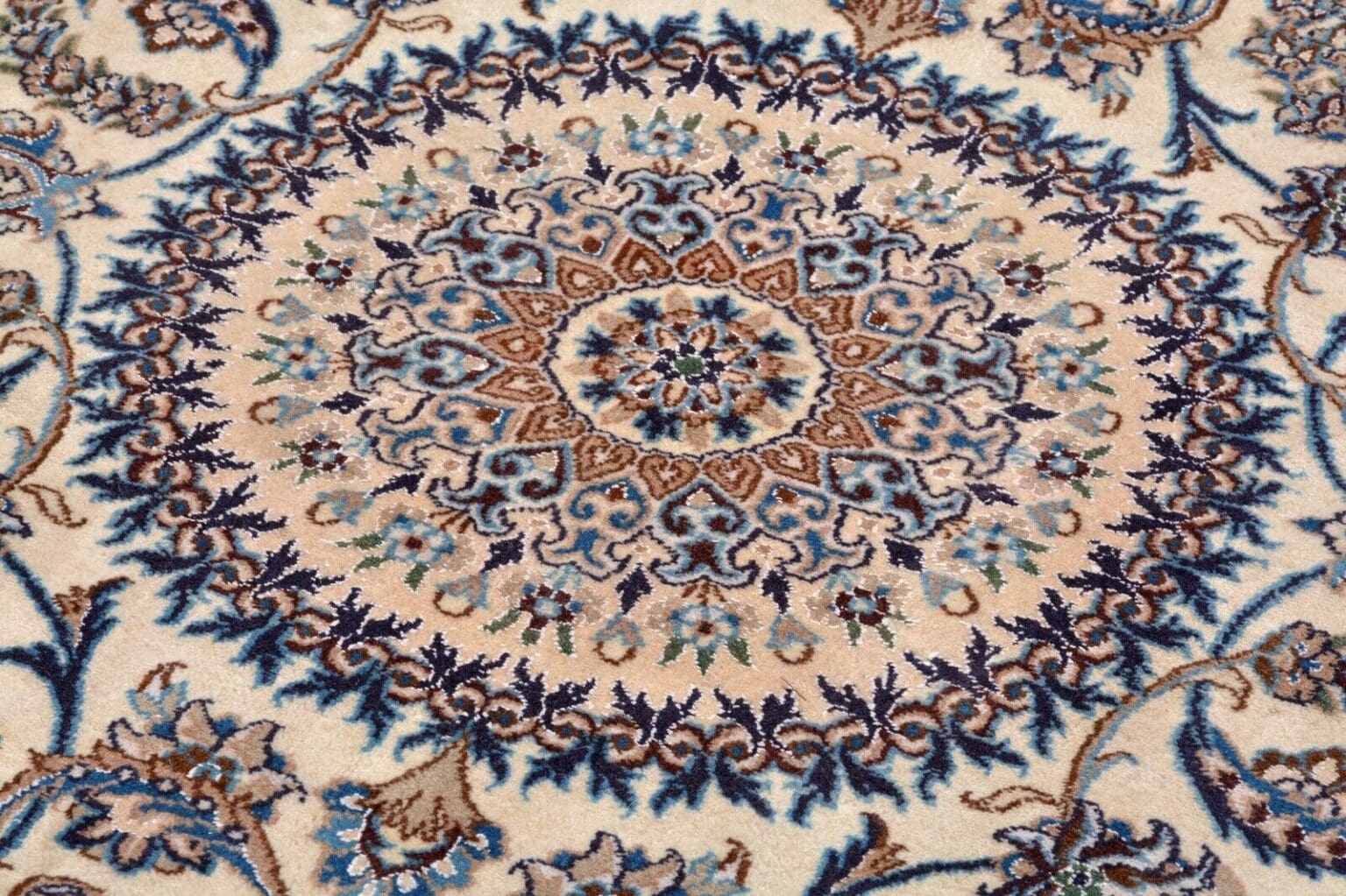 Persian Rug Nain 305 x 196 cm Wool Hand-knotted