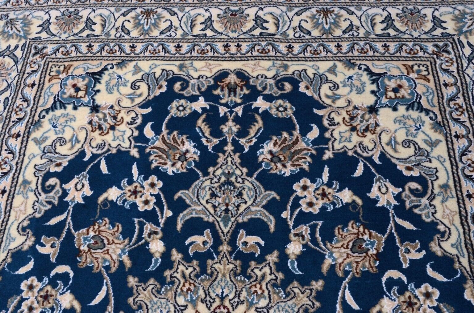 Persian Rug Nain 197 x 147 cm Wool Hand-knotted (Sold)