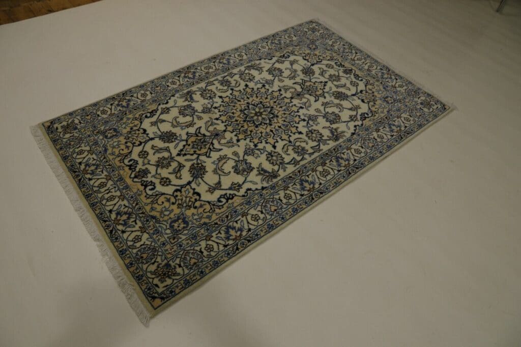 Persian Rug Nain 203 x 125 cm Wool Hand-knotted