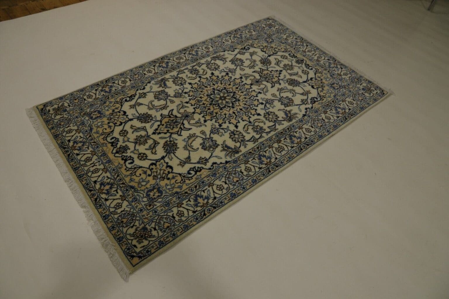 Persian Rug Nain 203 x 125 cm Wool Hand-knotted