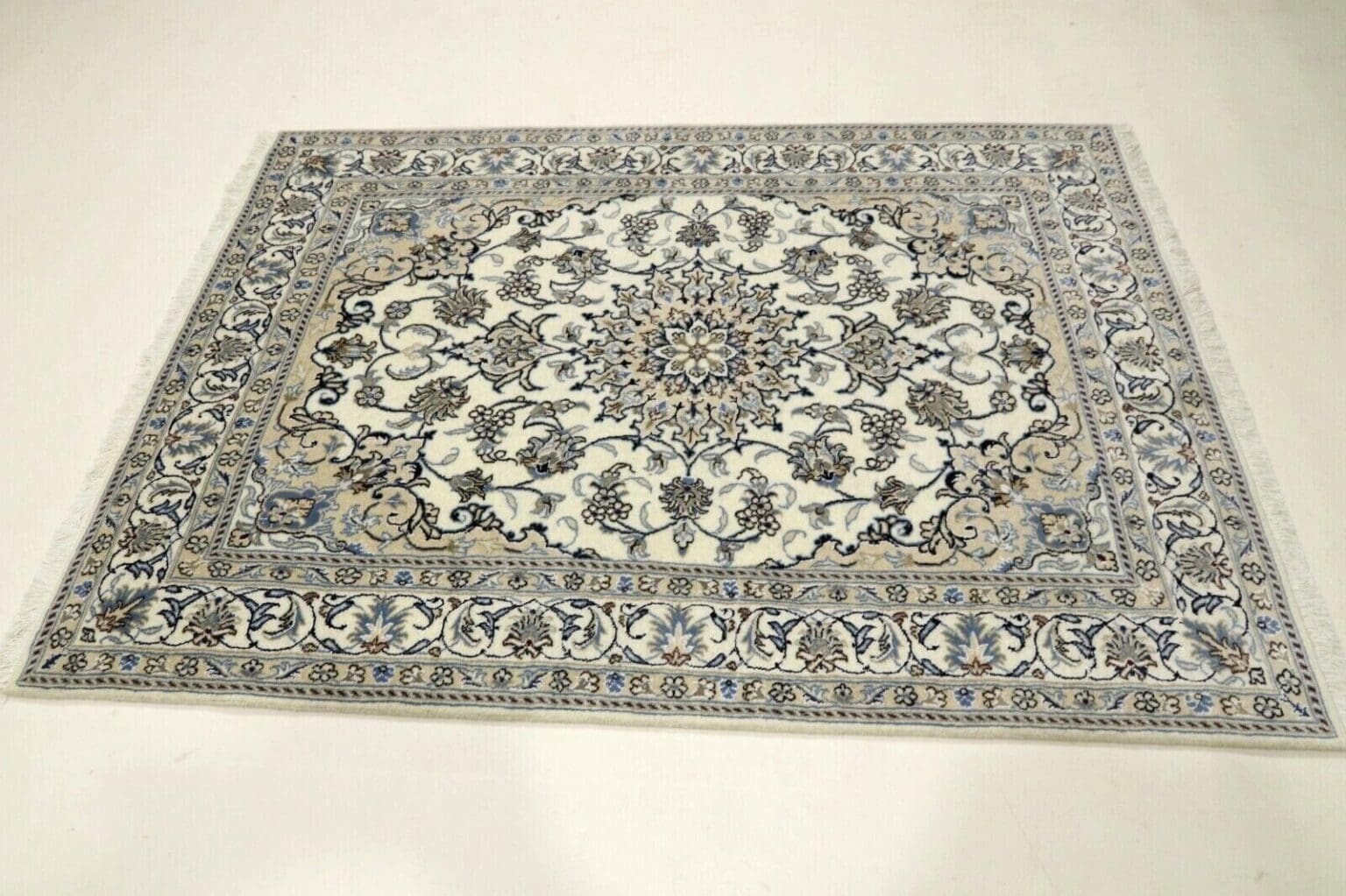 Persian Rug Nain 193 x 140 cm Wool Hand-knotted
