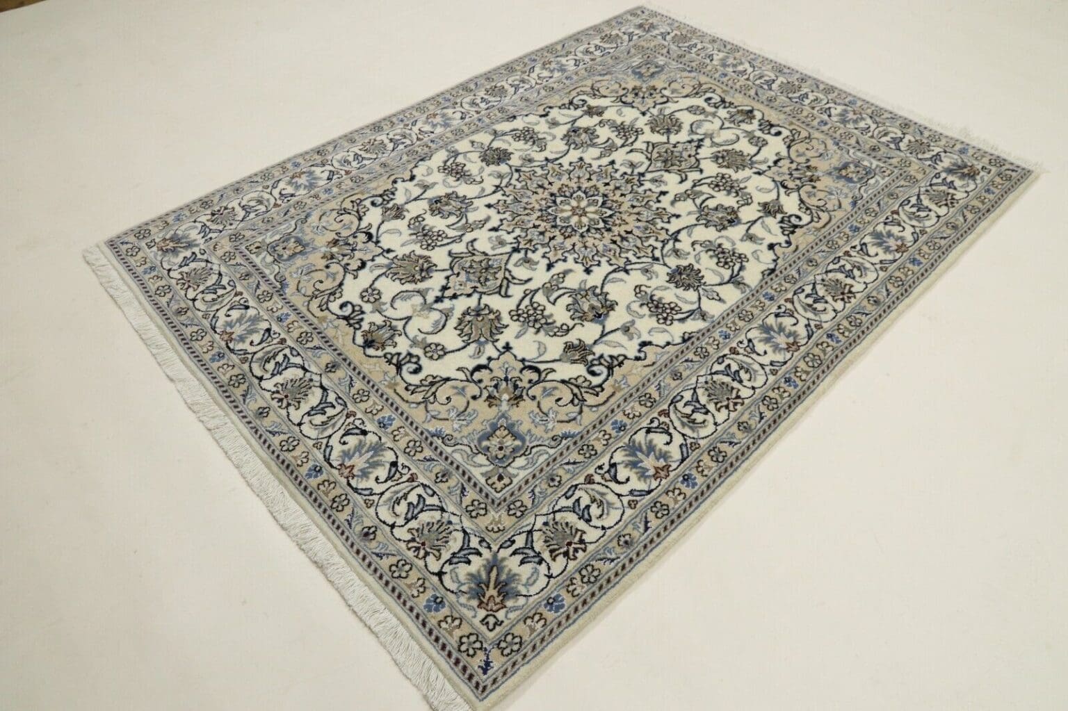 Persian Rug Nain 193 x 140 cm Wool Hand-knotted