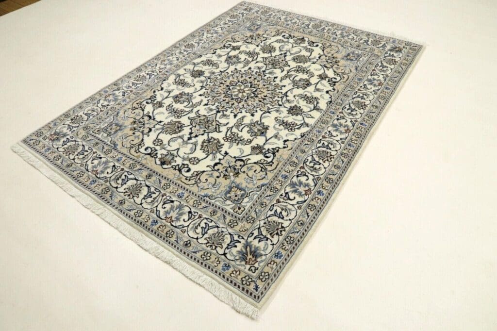 Persian Rug Nain 193 x 140 cm Wool Hand-knotted
