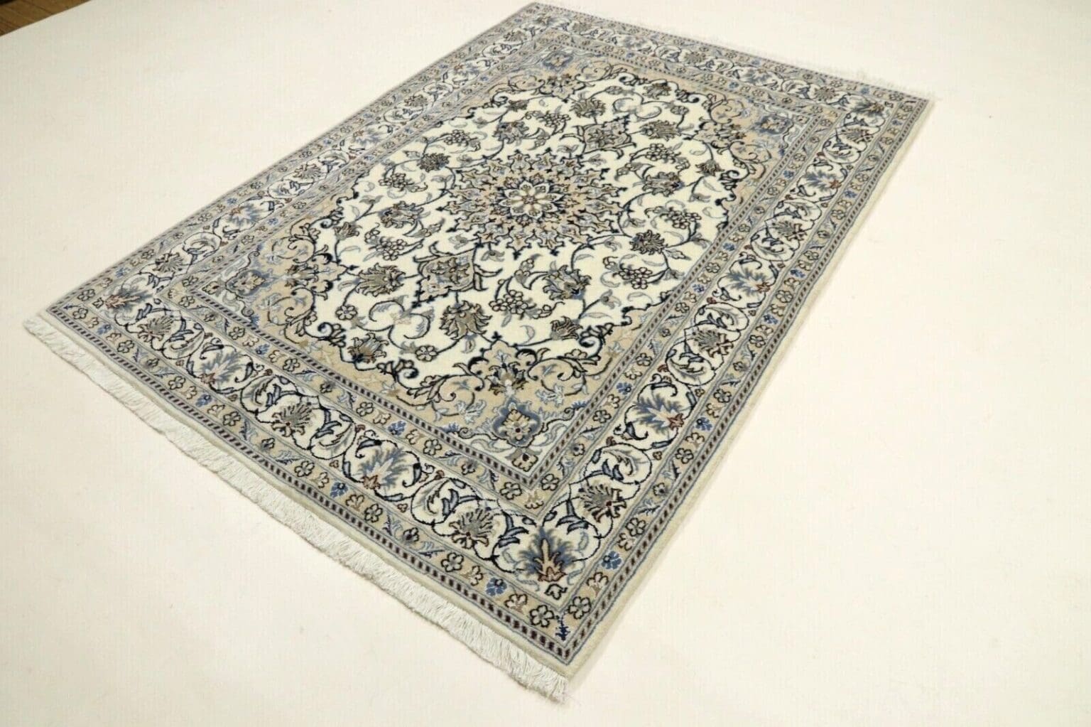 Persian Rug Nain 193 x 140 cm Wool Hand-knotted