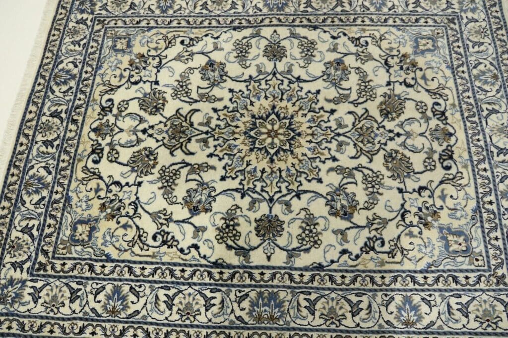 Persian Rug Nain 197 x 149 cm Wool Hand-knotted