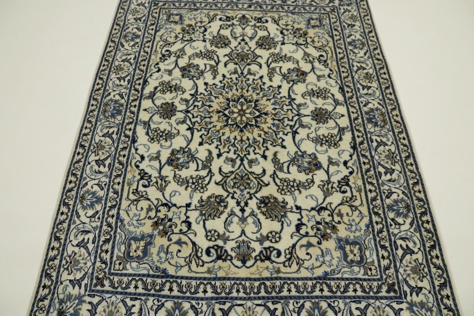 Persian Rug Nain 197 x 149 cm Wool Hand-knotted