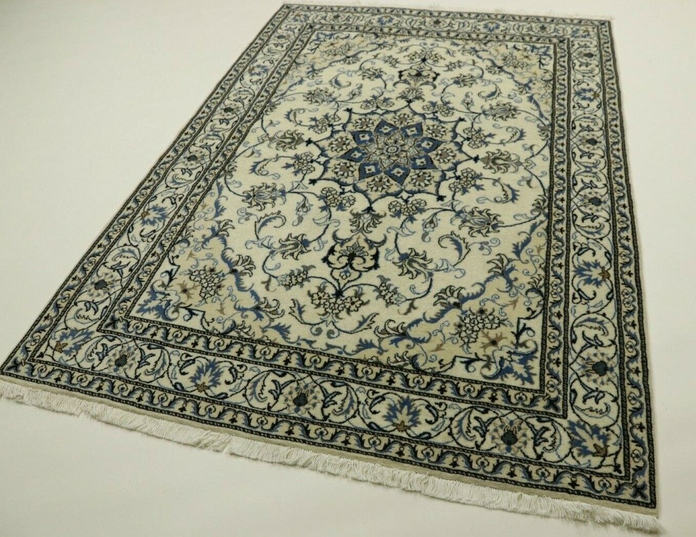 wunderschoner-orientteppich-nain-mit-seide-230-x-168-cm-ca-300000-2 Persian Rug Nain 230 x 168 cm Wool Hand-knotted