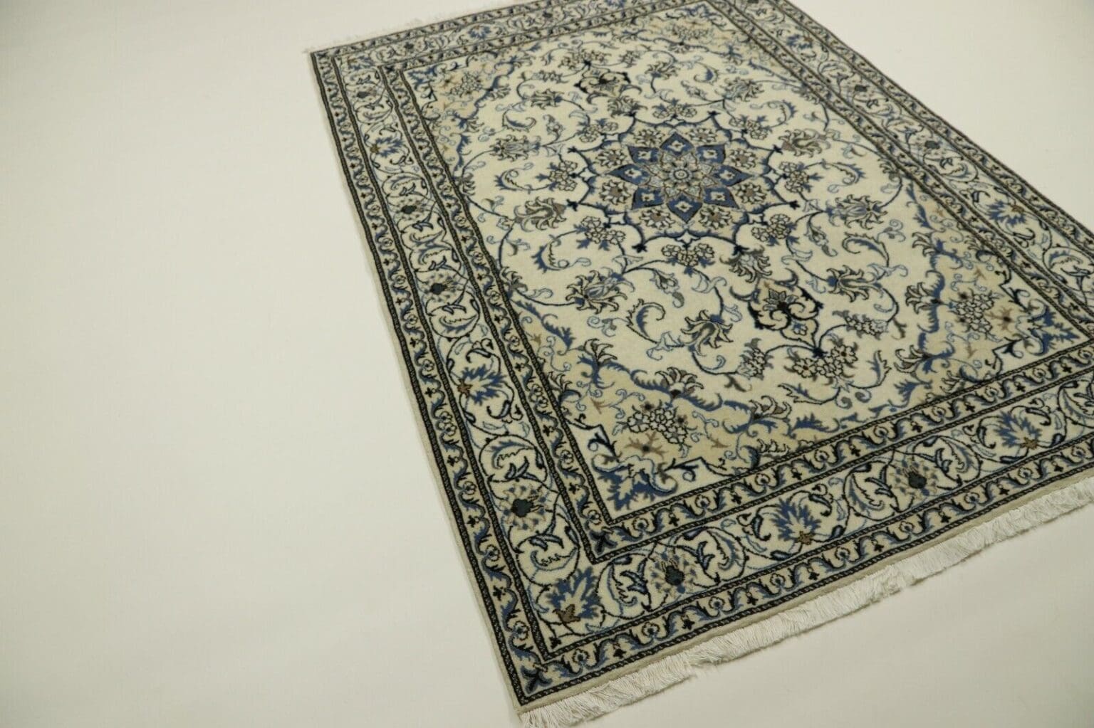 wunderschoner-orientteppich-nain-mit-seide-230-x-168-cm-ca-300000-3 Persian Rug Nain 230 x 168 cm Wool Hand-knotted