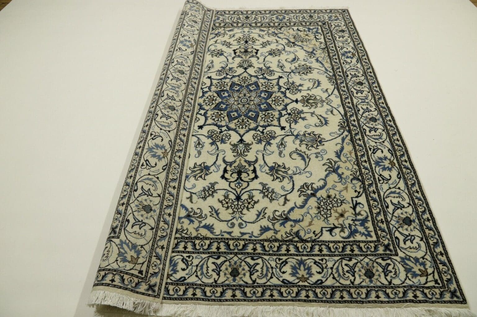 wunderschoner-orientteppich-nain-mit-seide-230-x-168-cm-ca-300000-6 Persian Rug Nain 230 x 168 cm Wool Hand-knotted