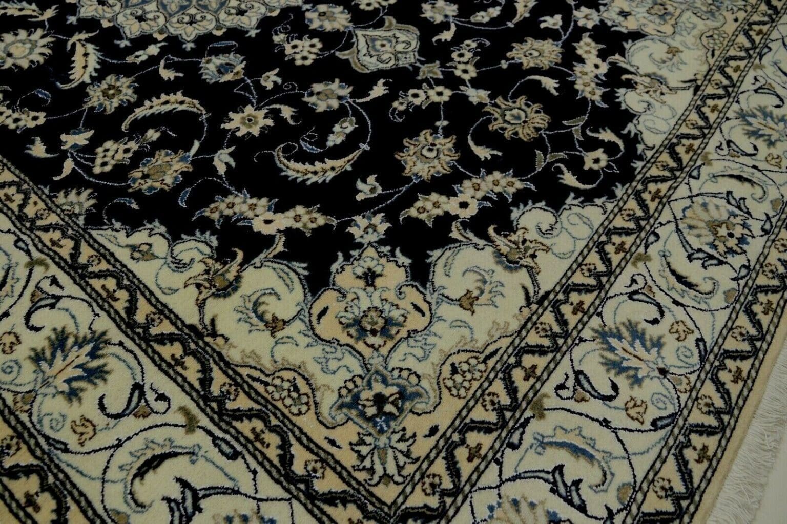Persian Rug Nain 292 x 196 cm Wool Hand-knotted