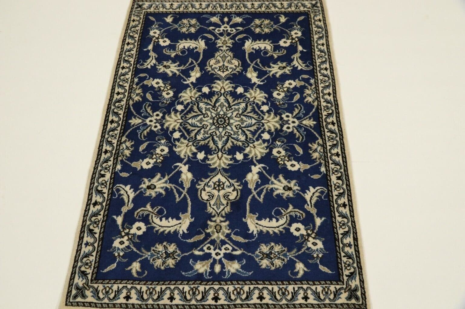 Persian Rug Nain 134 x 89 cm Wool Hand-knotted