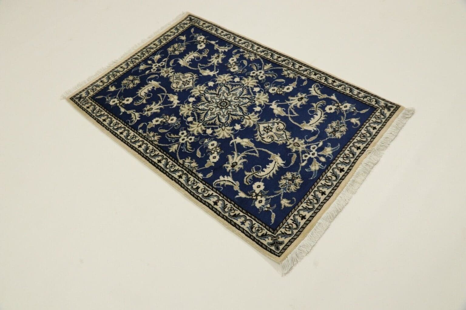 Persian Rug Nain 134 x 89 cm Wool Hand-knotted