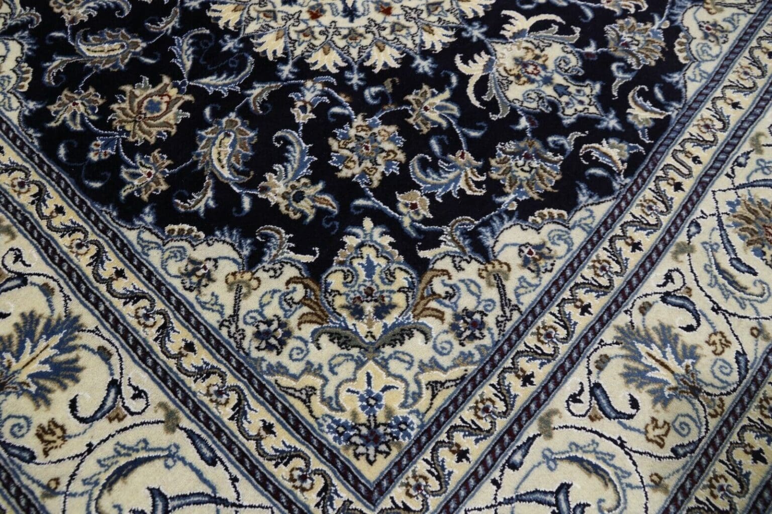 Persian Rug Nain 194 x 195 cm Wool Hand-knotted