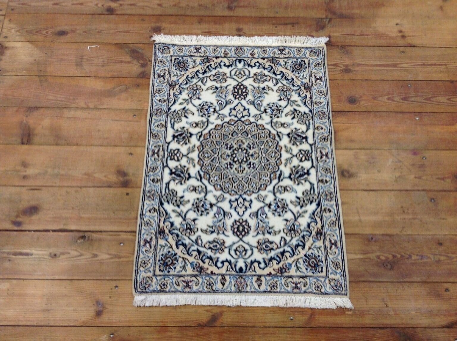 wunderschoner-orientteppich-super-nain-9-la-92-x-64-cm-ca-500000-3 Persian Rug Nain 92 x 64 cm Wool Hand-knotted