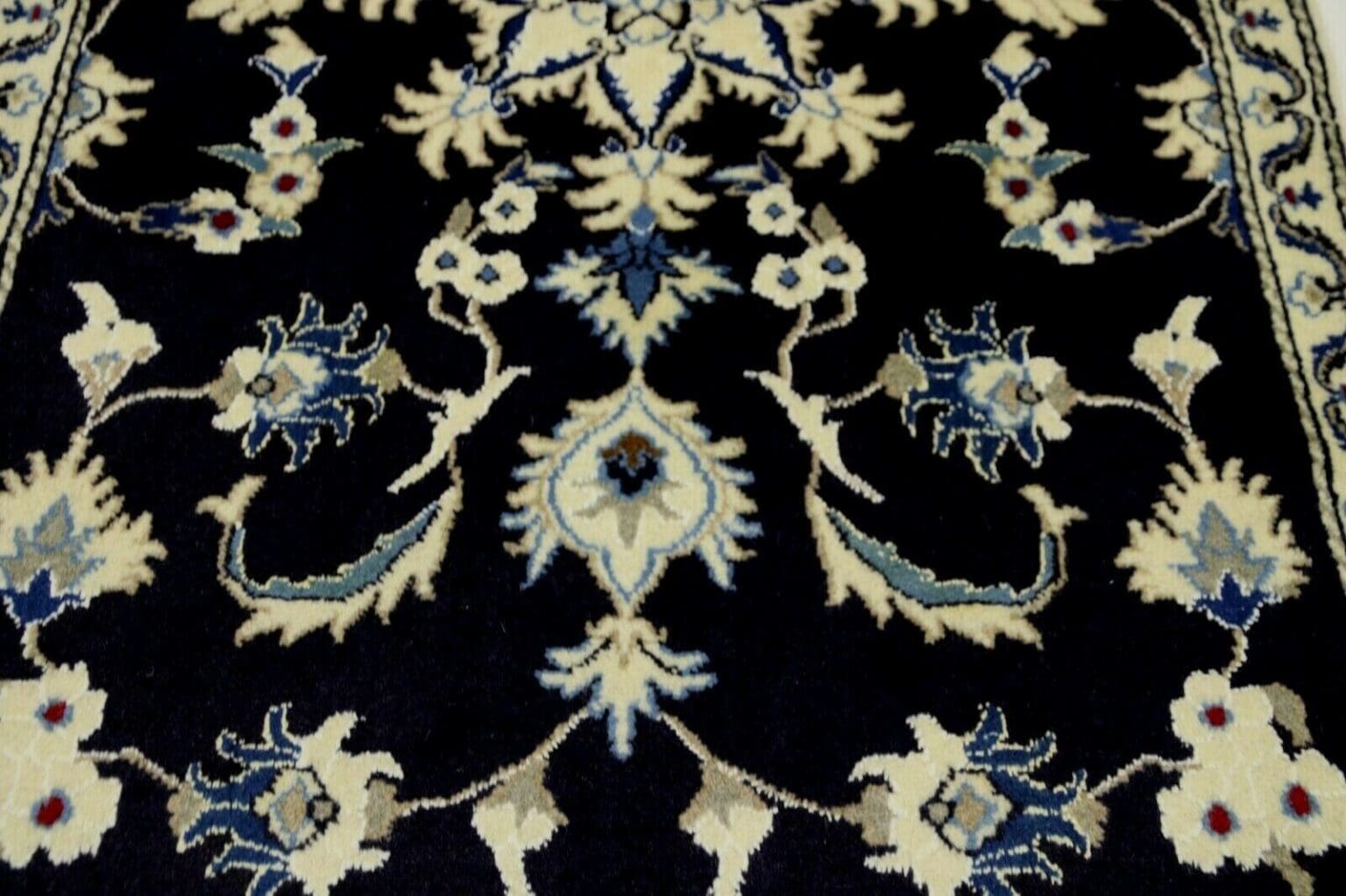 Persian Rug Nain 133 x 89 cm Wool Hand-knotted