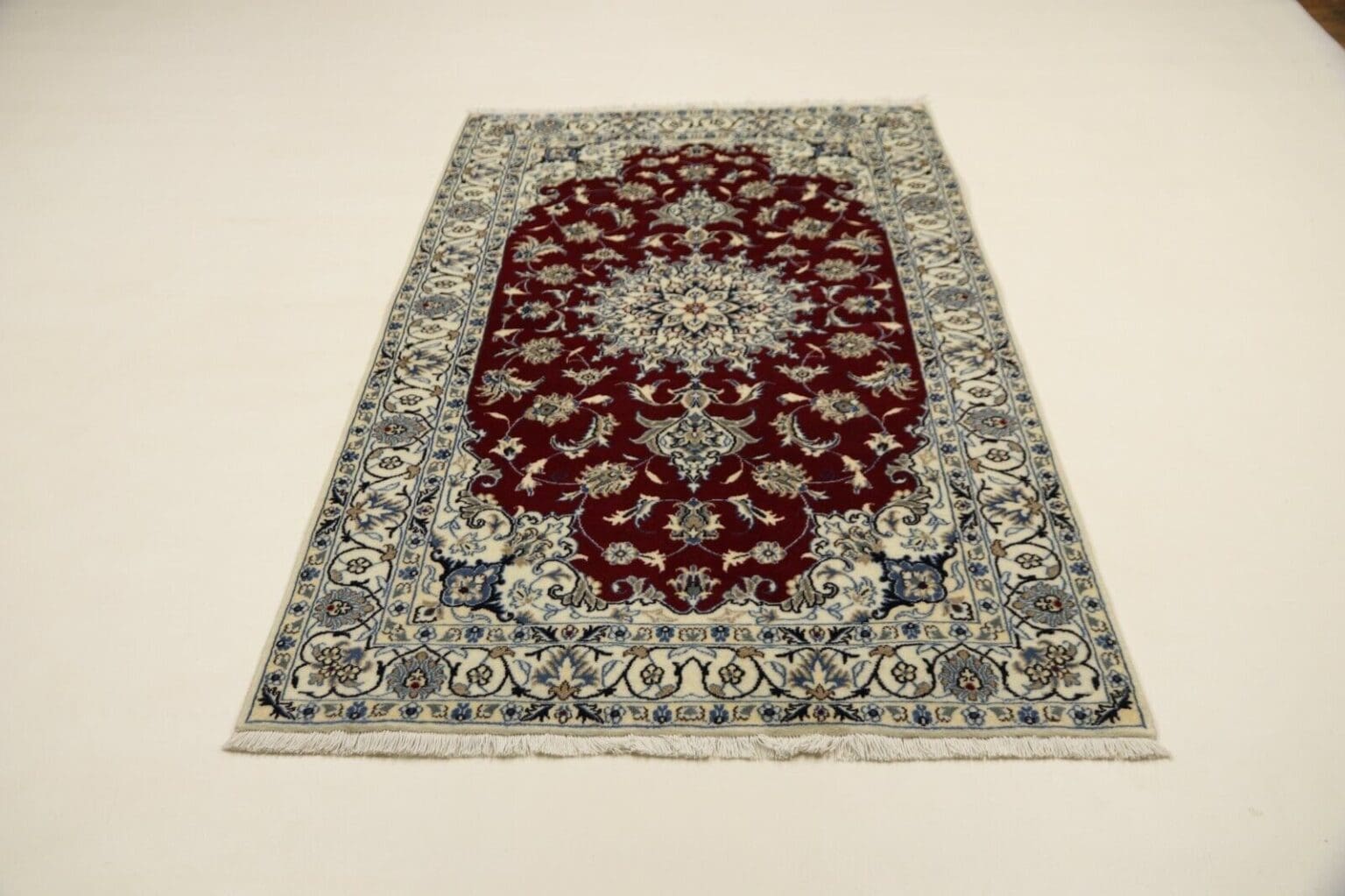 Persian Rug Nain 198 x 122 cm Wool Hand-knotted