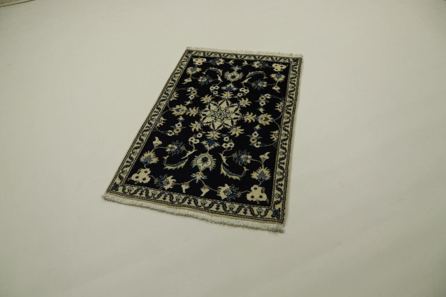 Persian Rug Nain 133 x 89 cm Wool Hand-knotted