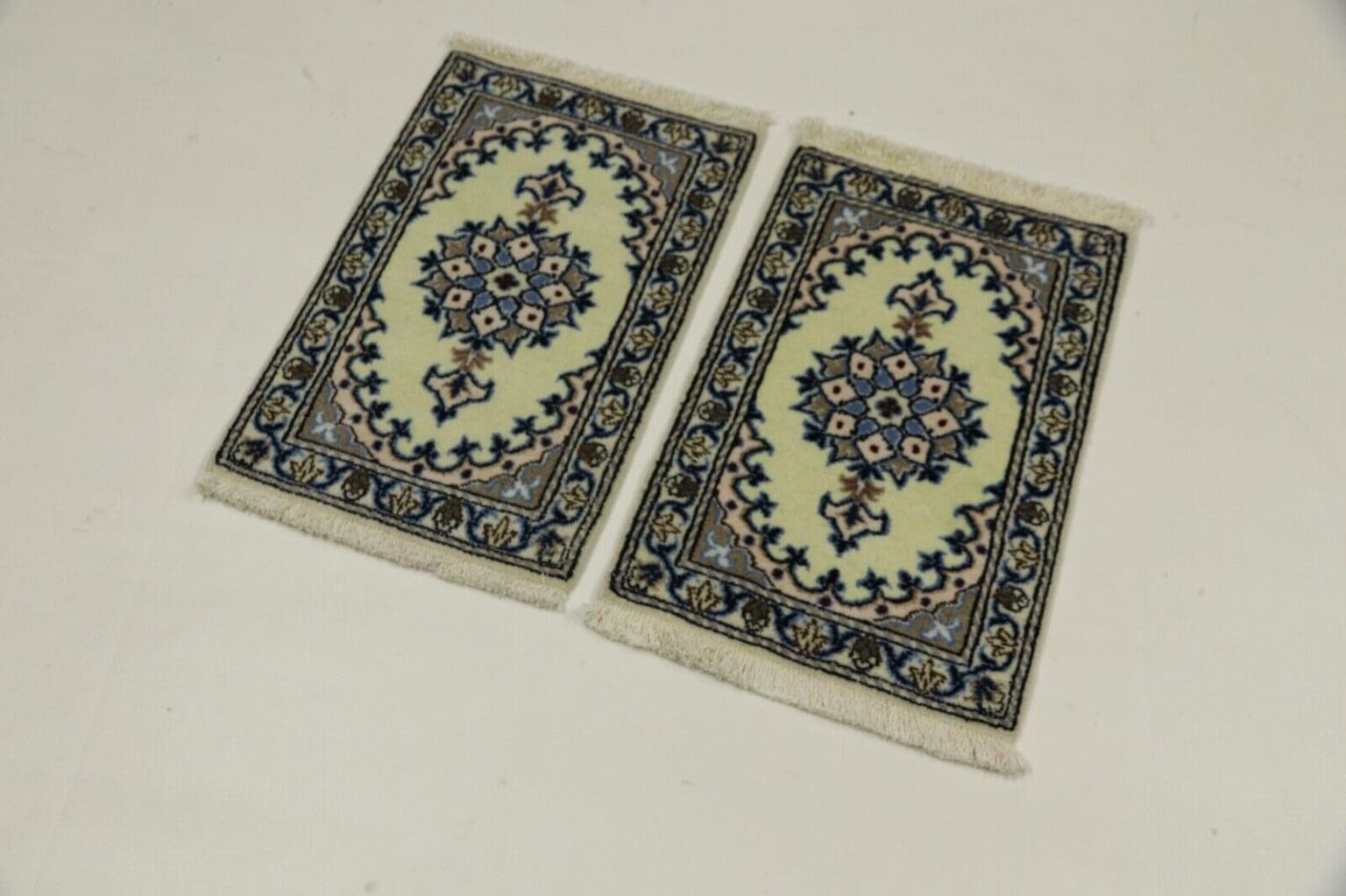 Persian Rug Nain 60 x 40 cm Wool Hand-knotted