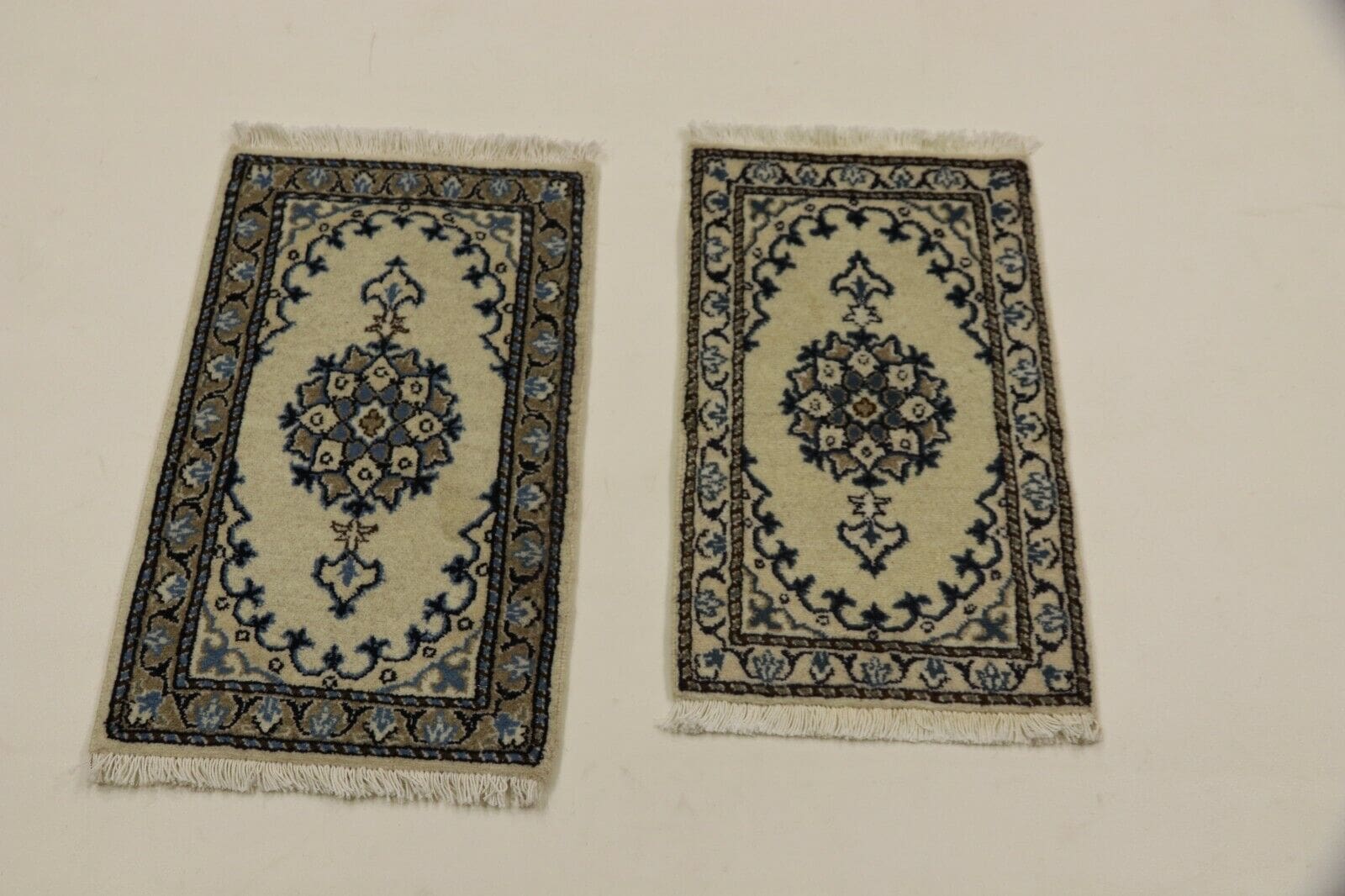 2-x-handgeknupfter-orientteppich-nain-grobe-60-x-40-cm-300000-1 Persian Rug Nain 60 x 40 cm Wool Hand-knotted