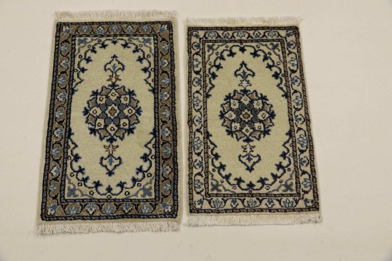 2-x-handgeknupfter-orientteppich-nain-grobe-60-x-40-cm-300000-2 Persian Rug Nain 60 x 40 cm Wool Hand-knotted