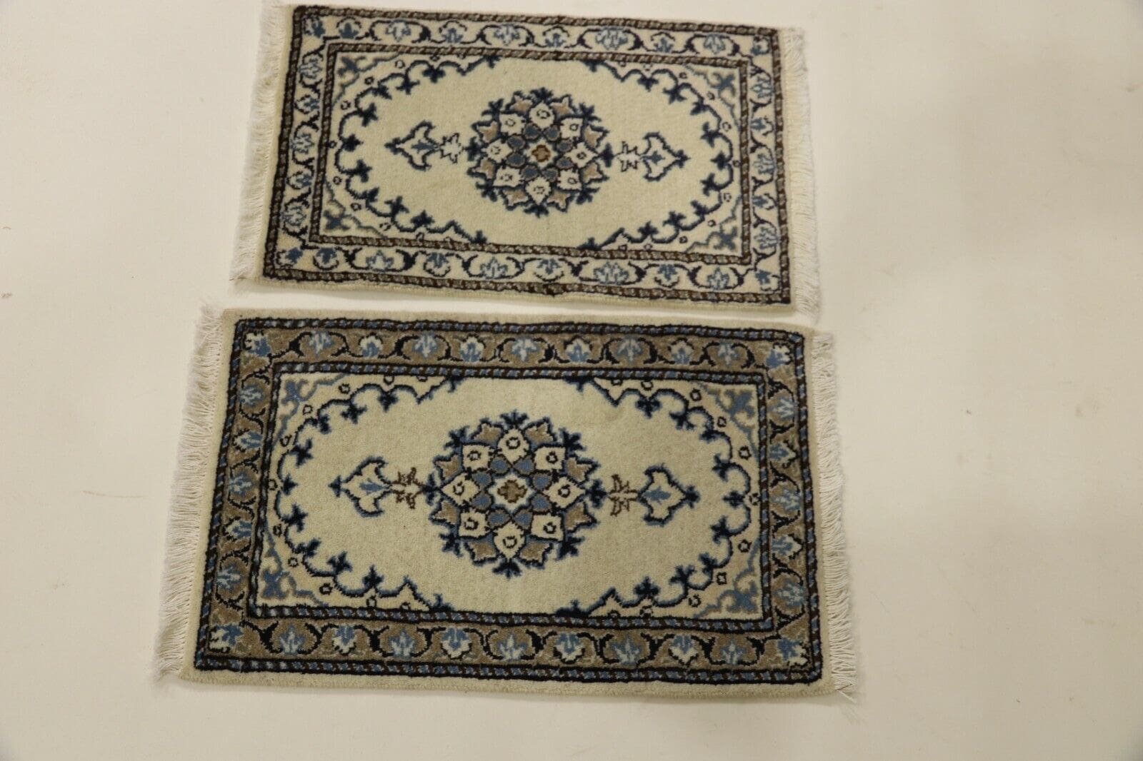 2-x-handgeknupfter-orientteppich-nain-grobe-60-x-40-cm-300000-3 Persian Rug Nain 60 x 40 cm Wool Hand-knotted