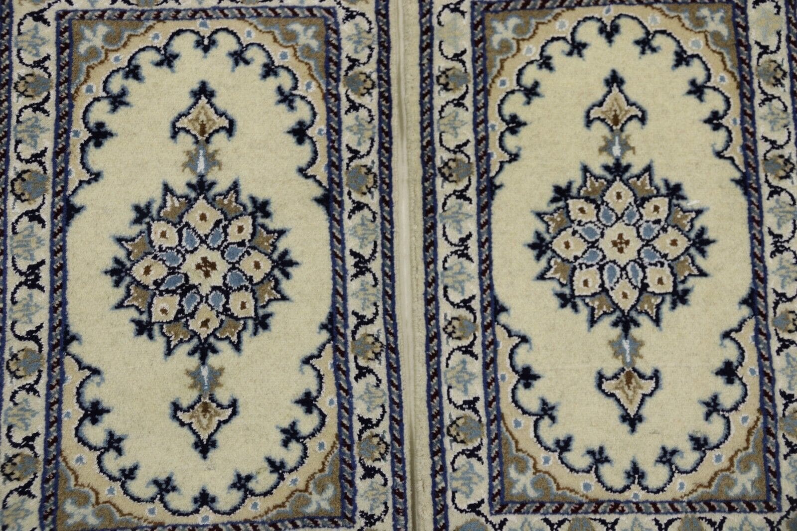 Persian Rug Nain 60 x 40 cm Wool Hand-knotted