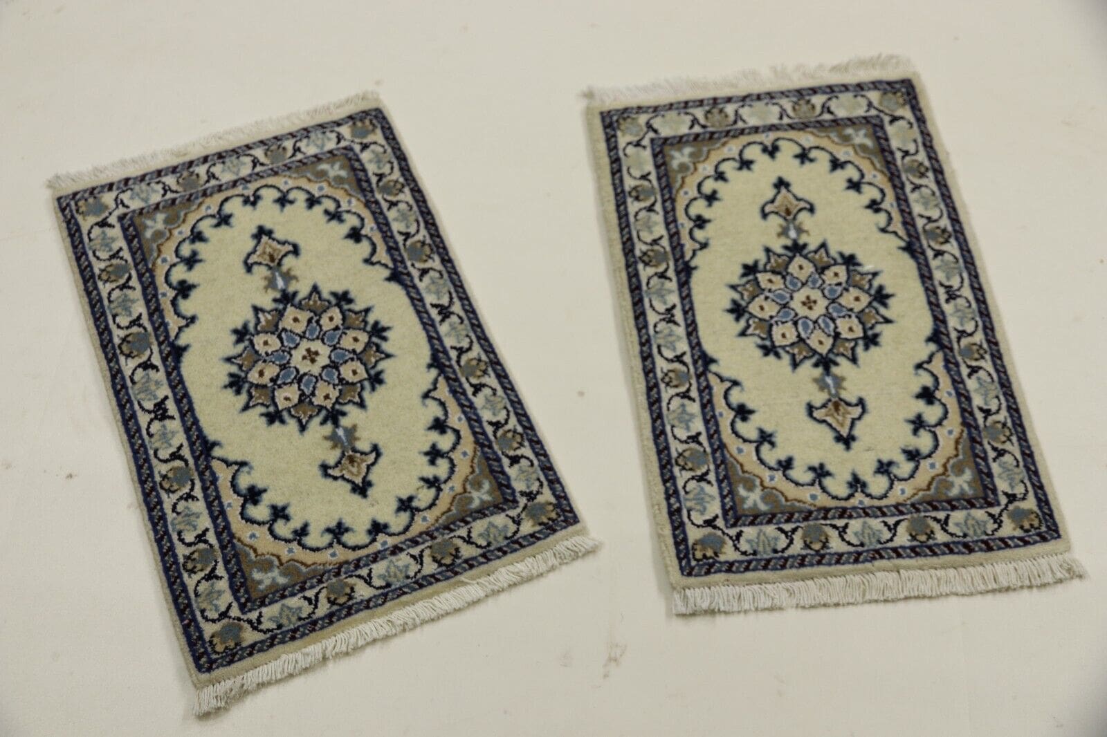 Persian Rug Nain 60 x 40 cm Wool Hand-knotted