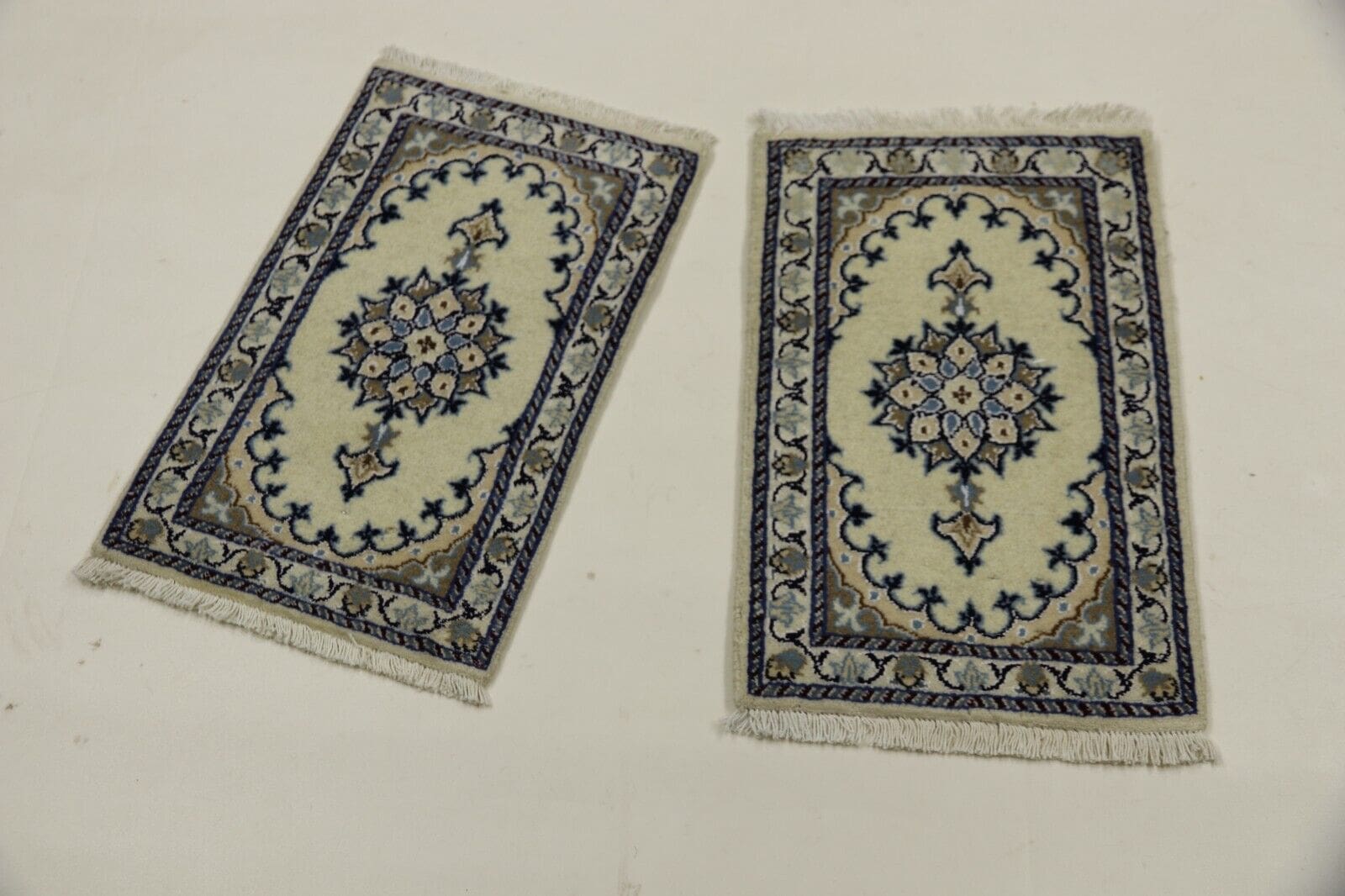 Persian Rug Nain 60 x 40 cm Wool Hand-knotted
