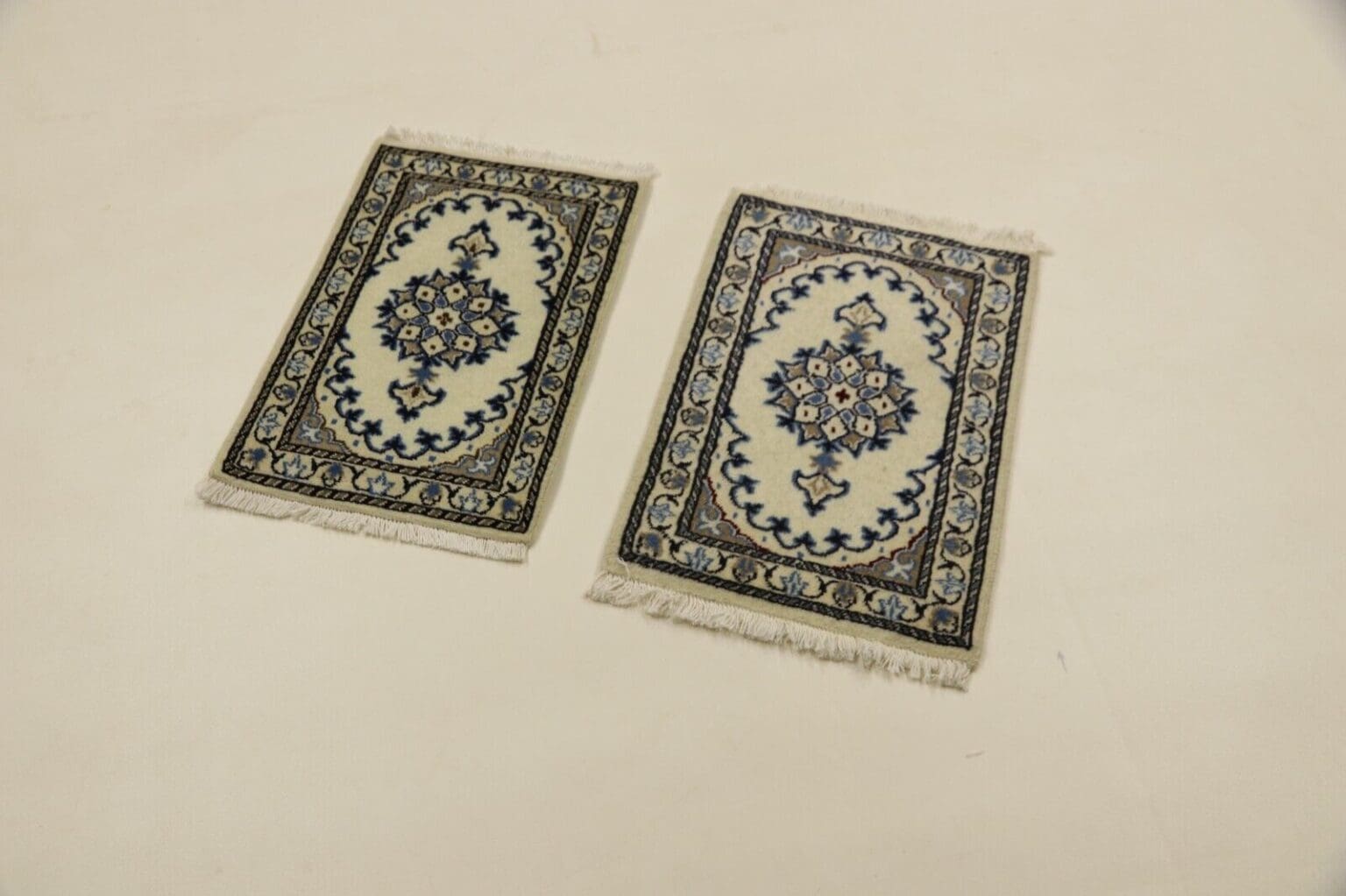 Persian Rug Nain 60 x 40 cm Silk Hand-knotted