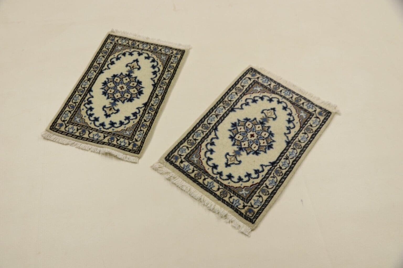 Persian Rug Nain 60 x 40 cm Silk Hand-knotted
