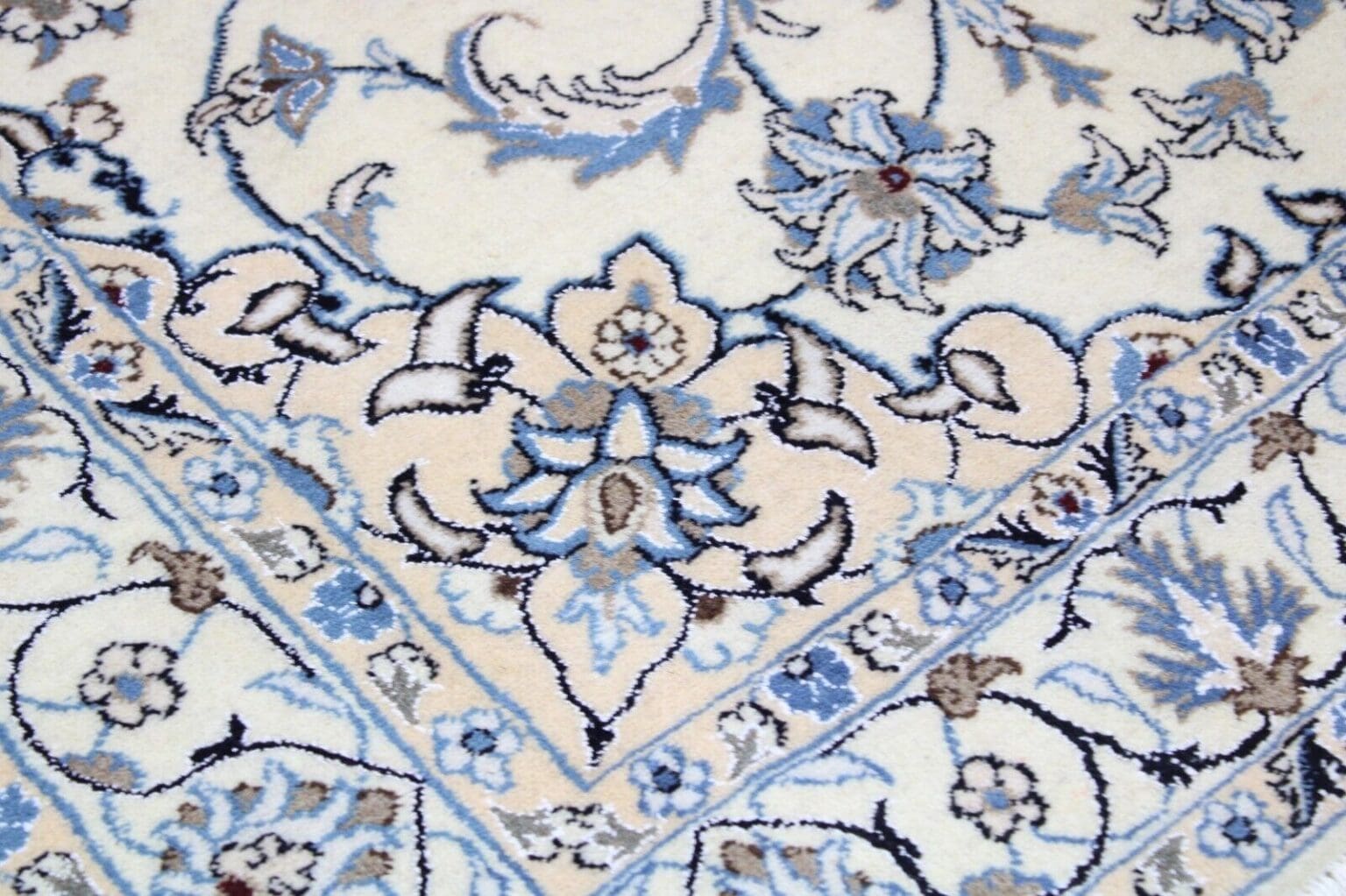 Persian Rug Nain 210 x 122 cm Wool Hand-knotted