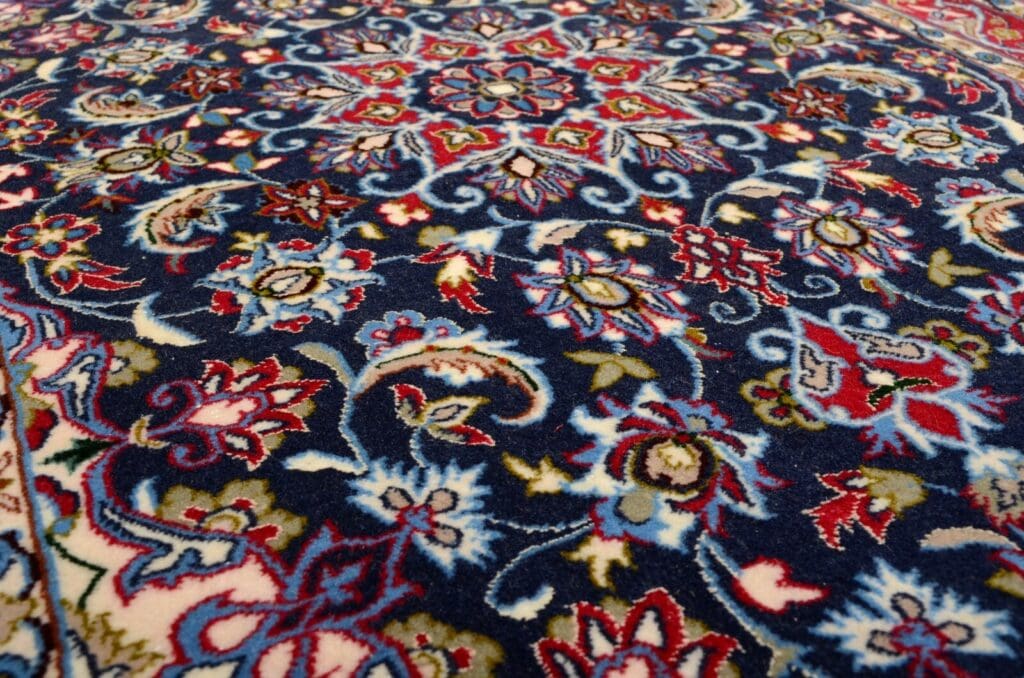 Persian Rug Isfahan 105 x 68 cm Wool Hand-knotted