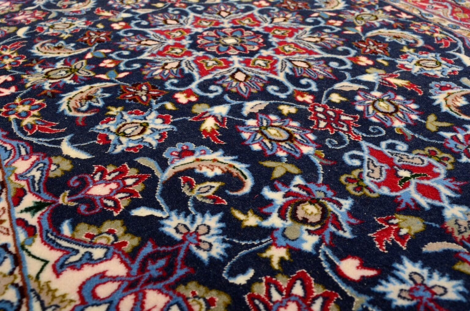 Persian Rug Isfahan 105 x 68 cm Wool Hand-knotted