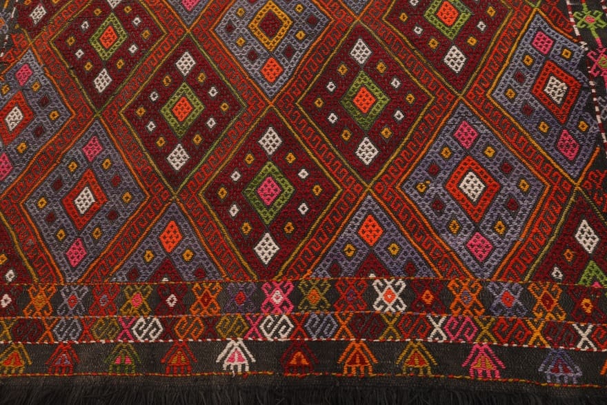 kelim-teppich-140x91-cm-handgewebt-modern-vielseitig-orientteppich-6 Antique Wool & Silk Kilim Persian Rug, 138 × 90 cm