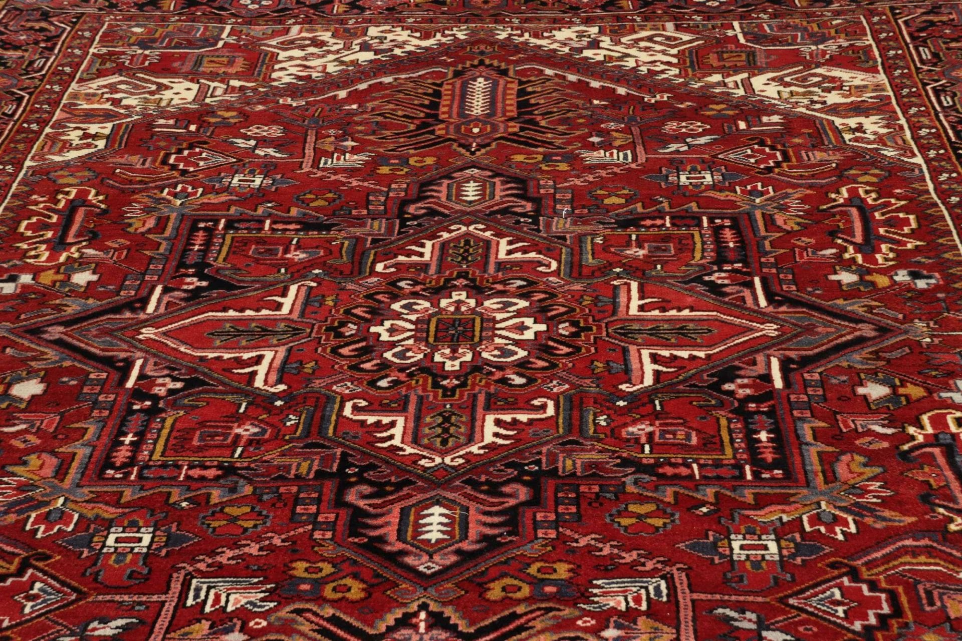 Heriz Persian Rug — hand-knotted, 253 × 328 cm, Wool