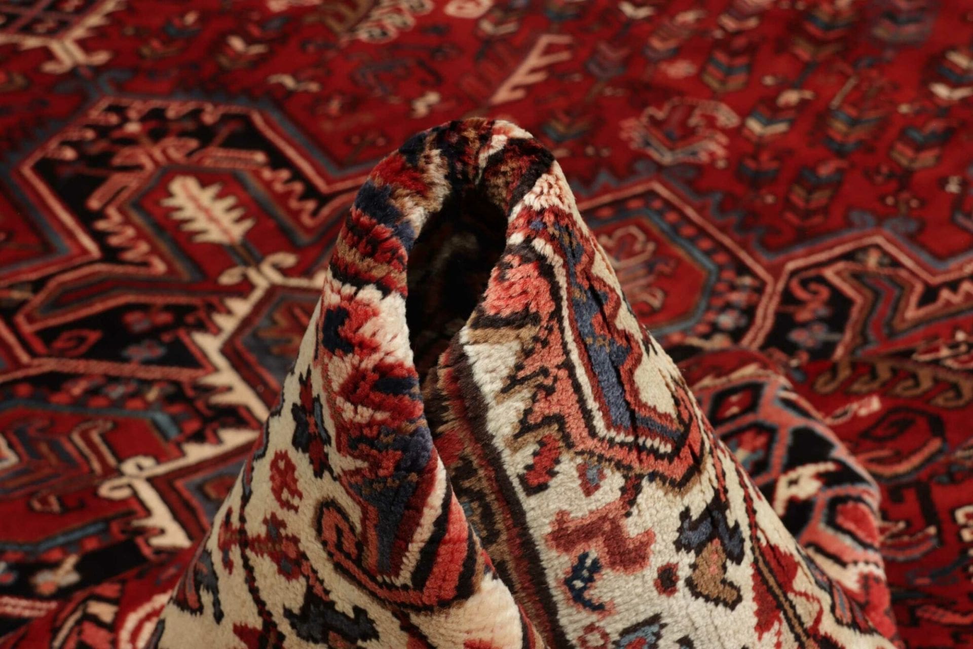Heriz Persian Rug — hand-knotted, 253 × 328 cm, Wool