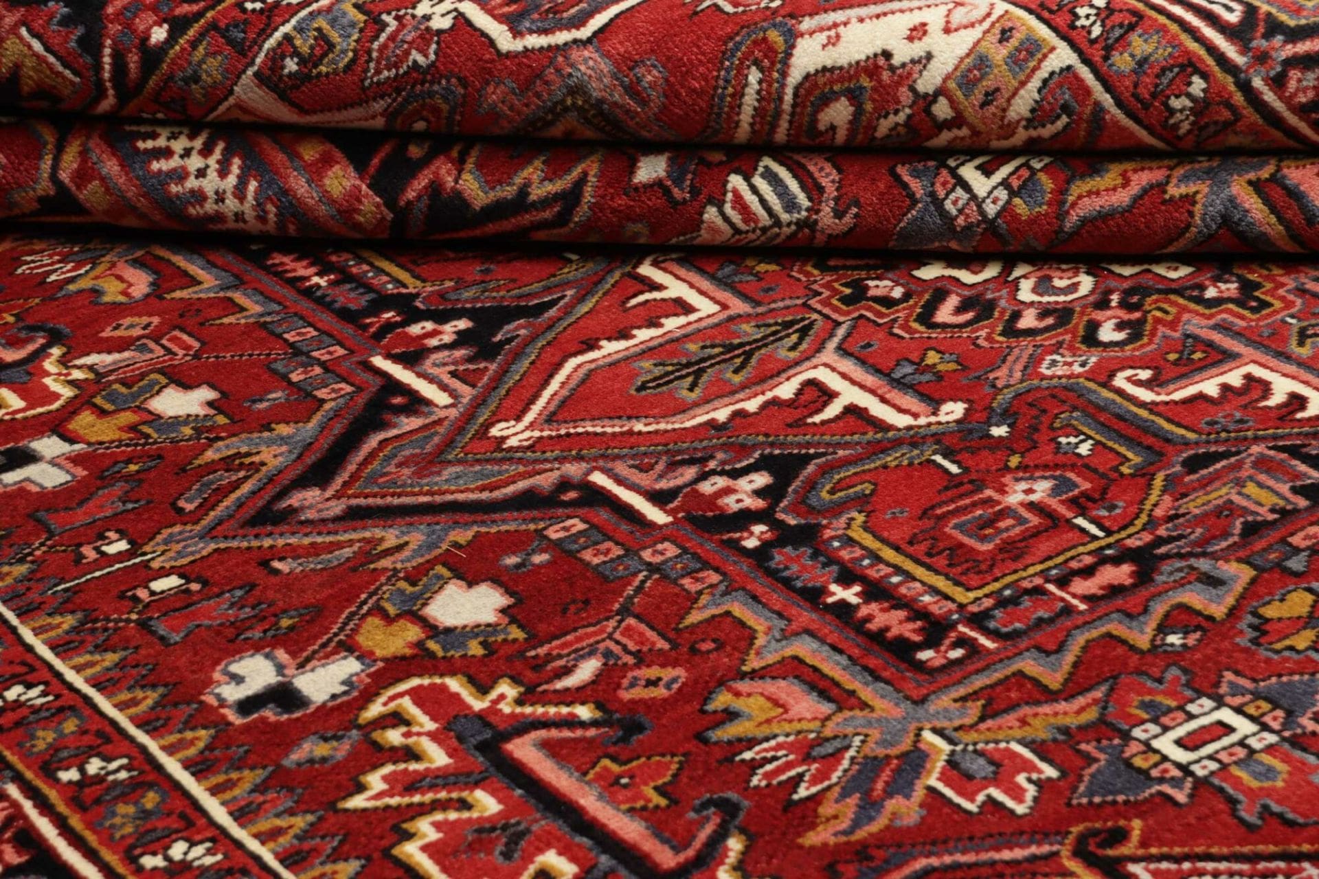 Heriz Persian Rug — hand-knotted, 253 × 328 cm, Wool