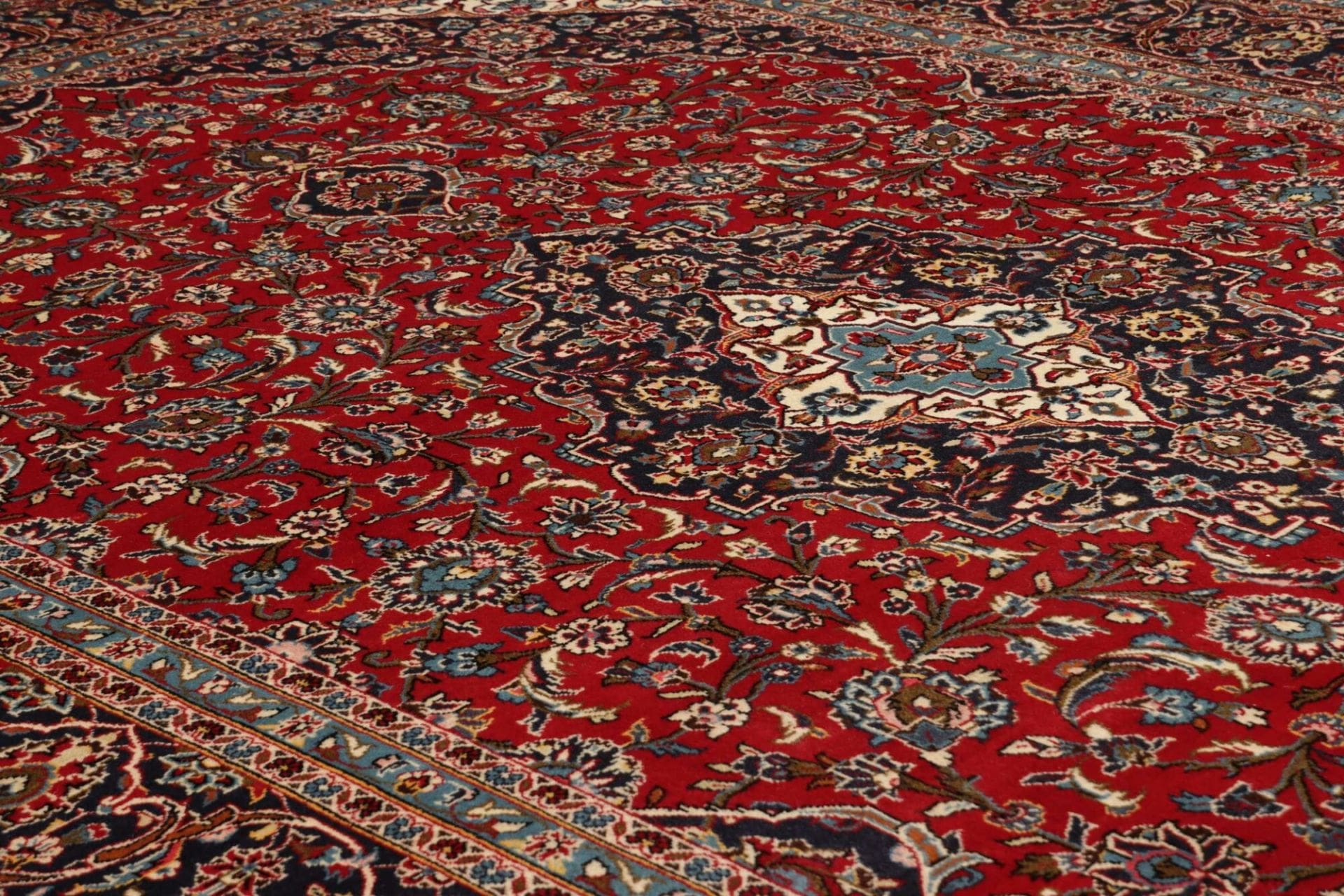 Hand-Knotted Wool Kashan Persian Rug, 253 × 334 cm