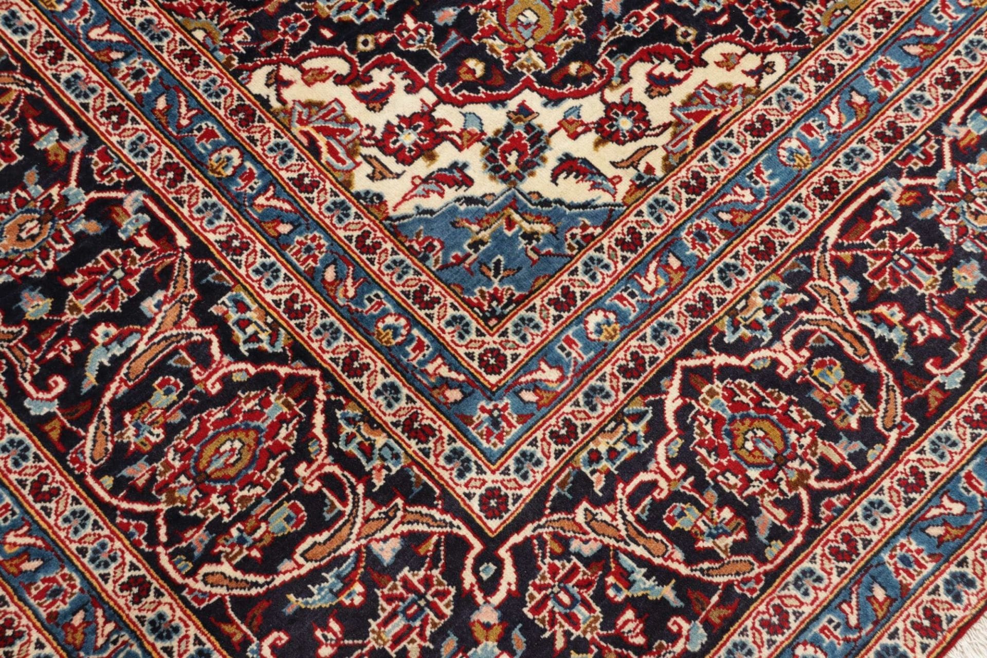 Hand-Knotted Wool Kashan Persian Rug, 250 × 354 cm