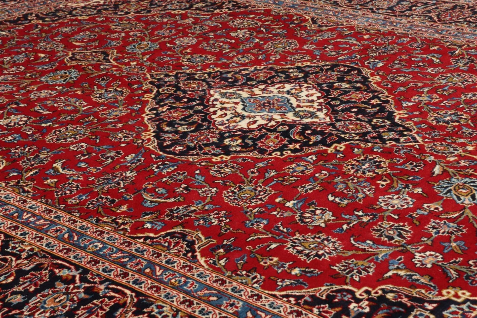 Hand-Knotted Wool Kashan Persian Rug, 250 × 354 cm