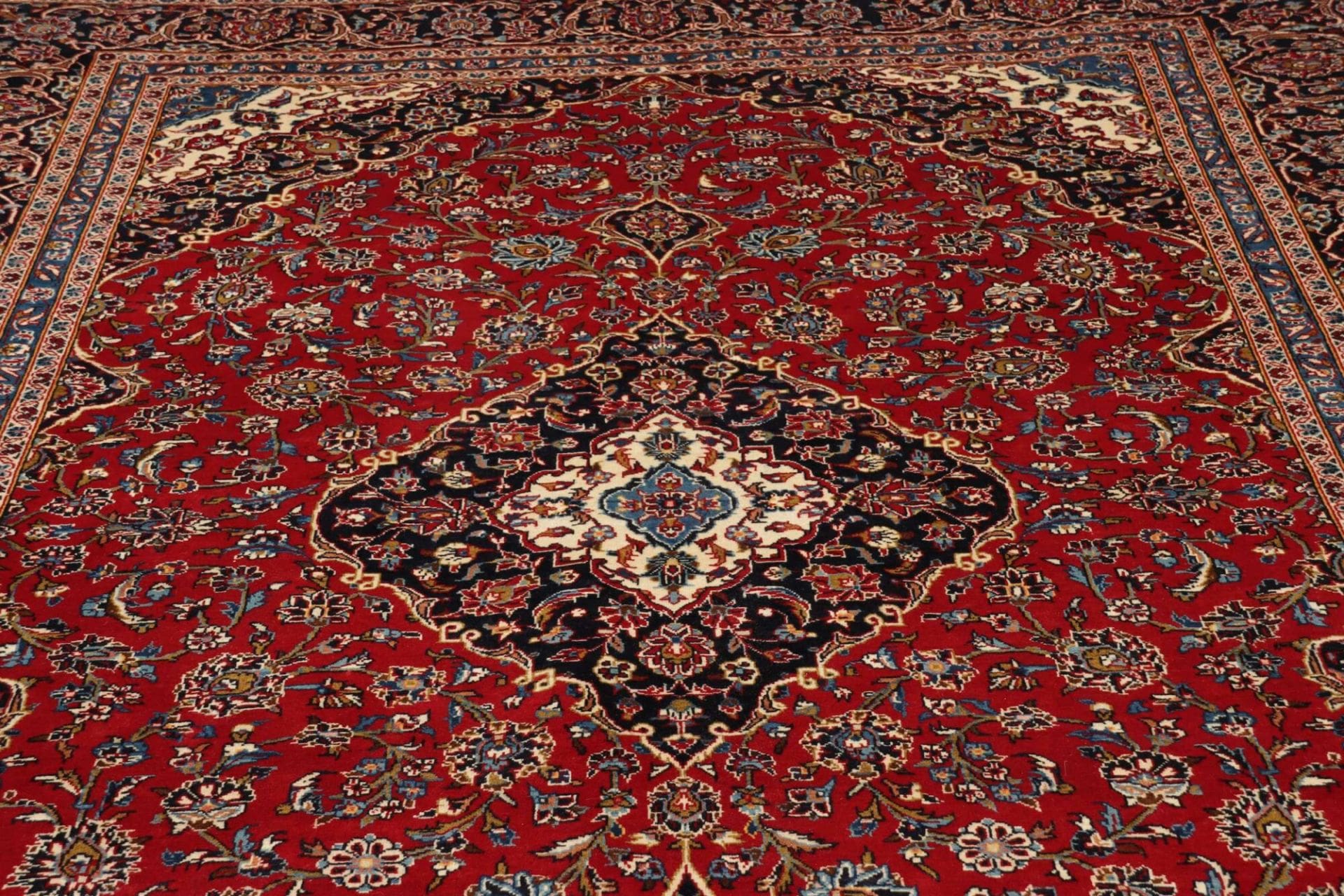 Hand-Knotted Wool Kashan Persian Rug, 250 × 354 cm