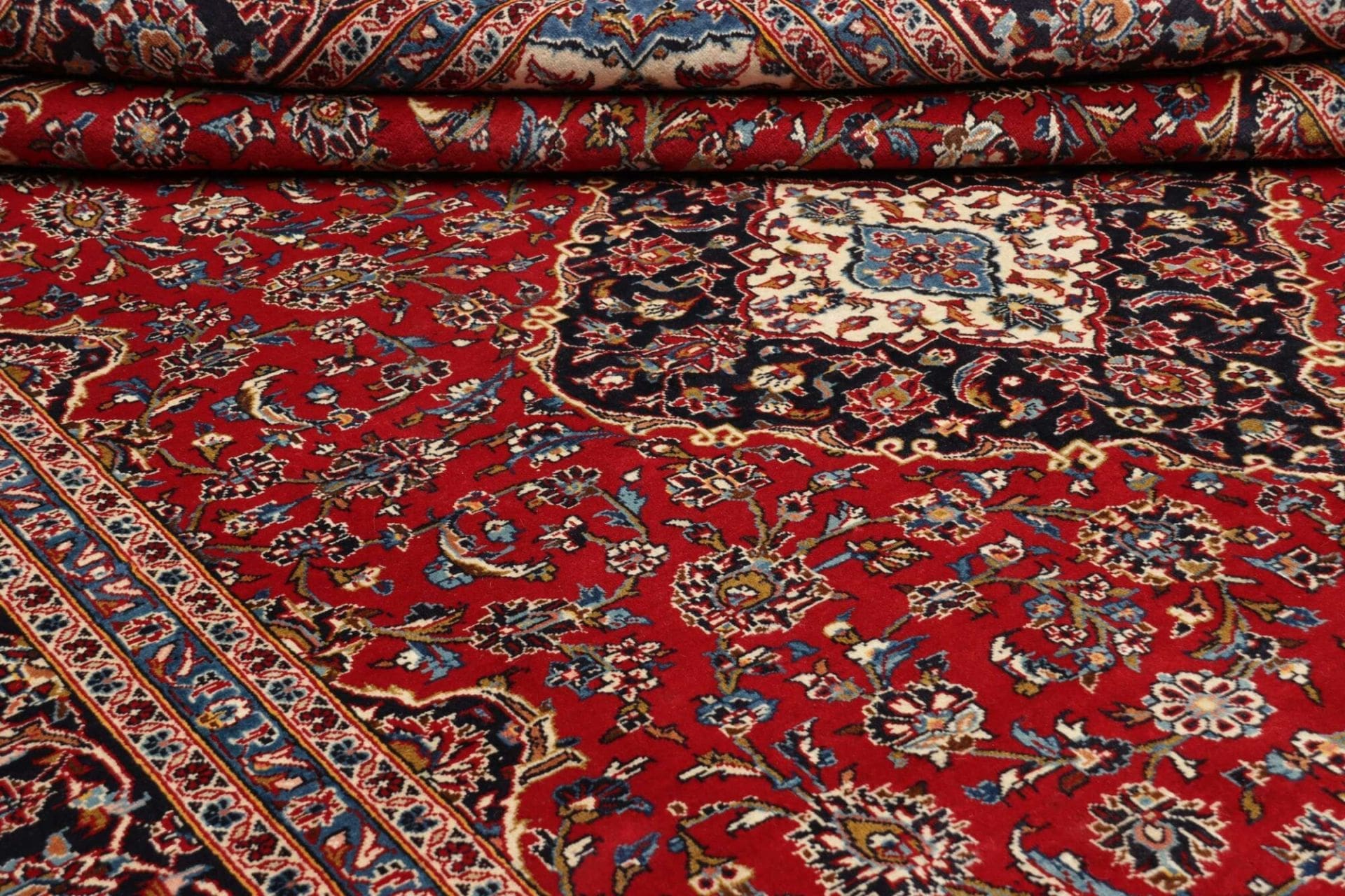 Hand-Knotted Wool Kashan Persian Rug, 250 × 354 cm