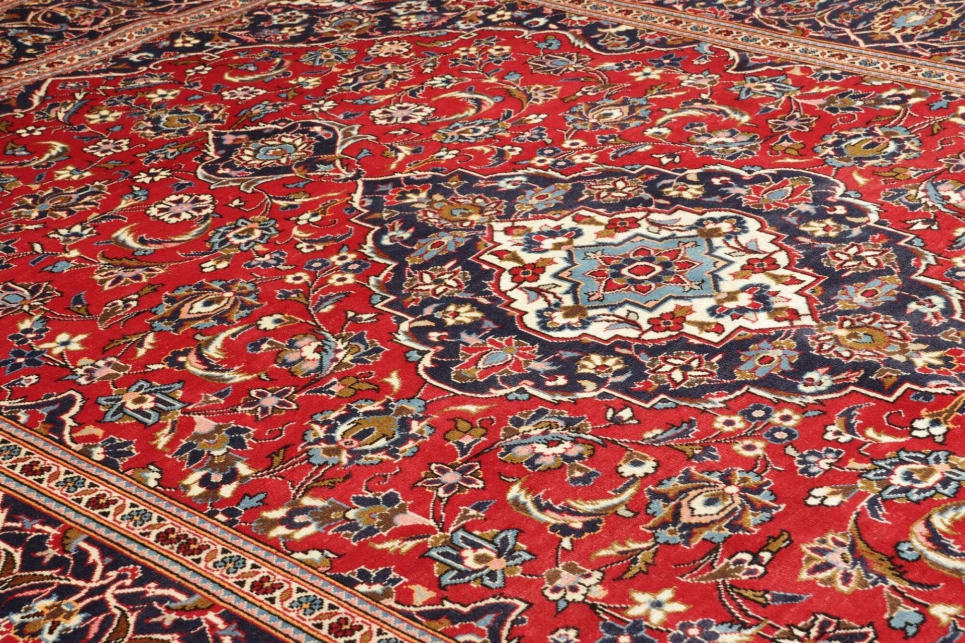 Hand-Knotted Wool Kashan Persian Rug, 245 × 353 cm