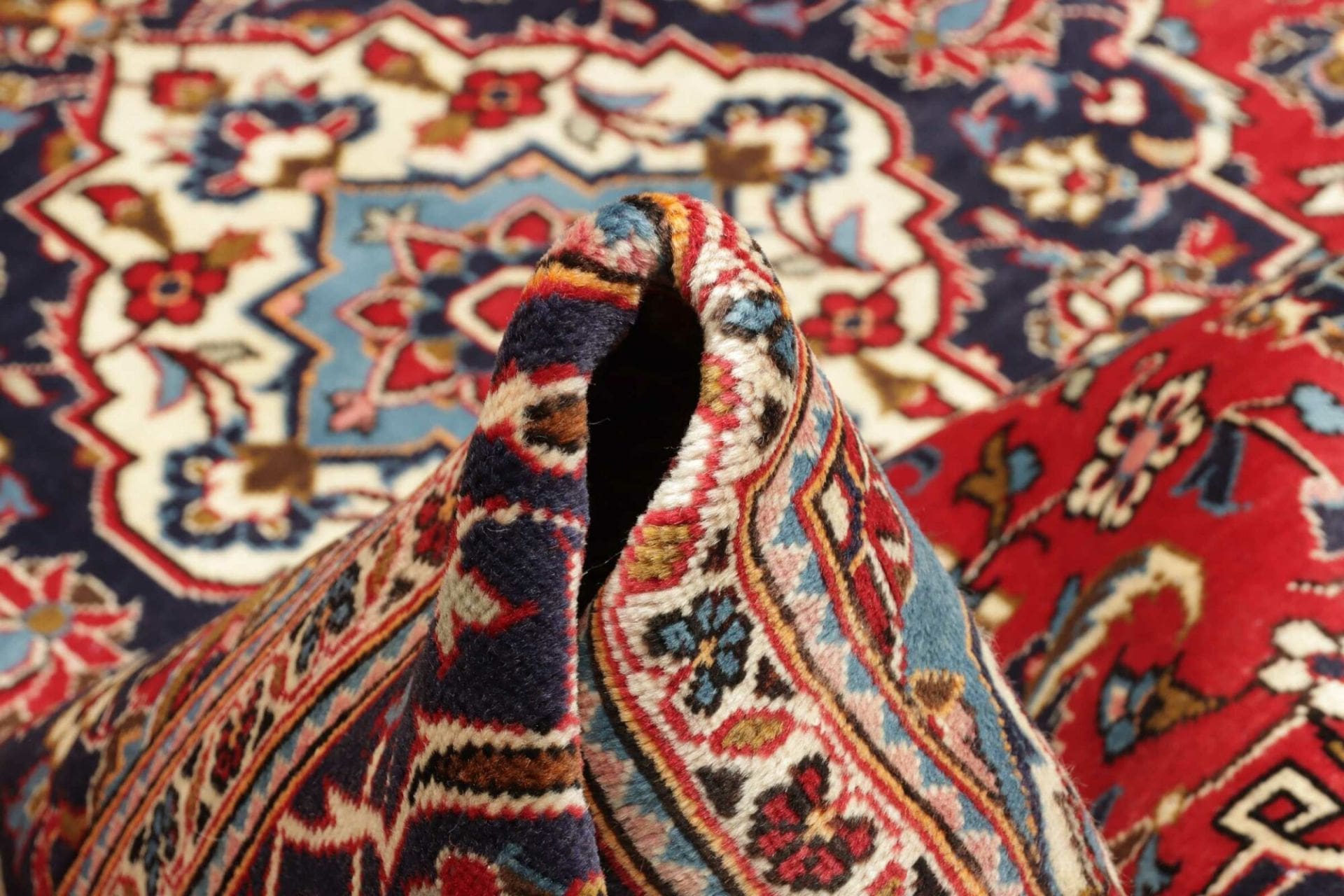 Hand-Knotted Wool Kashan Persian Rug, 245 × 353 cm