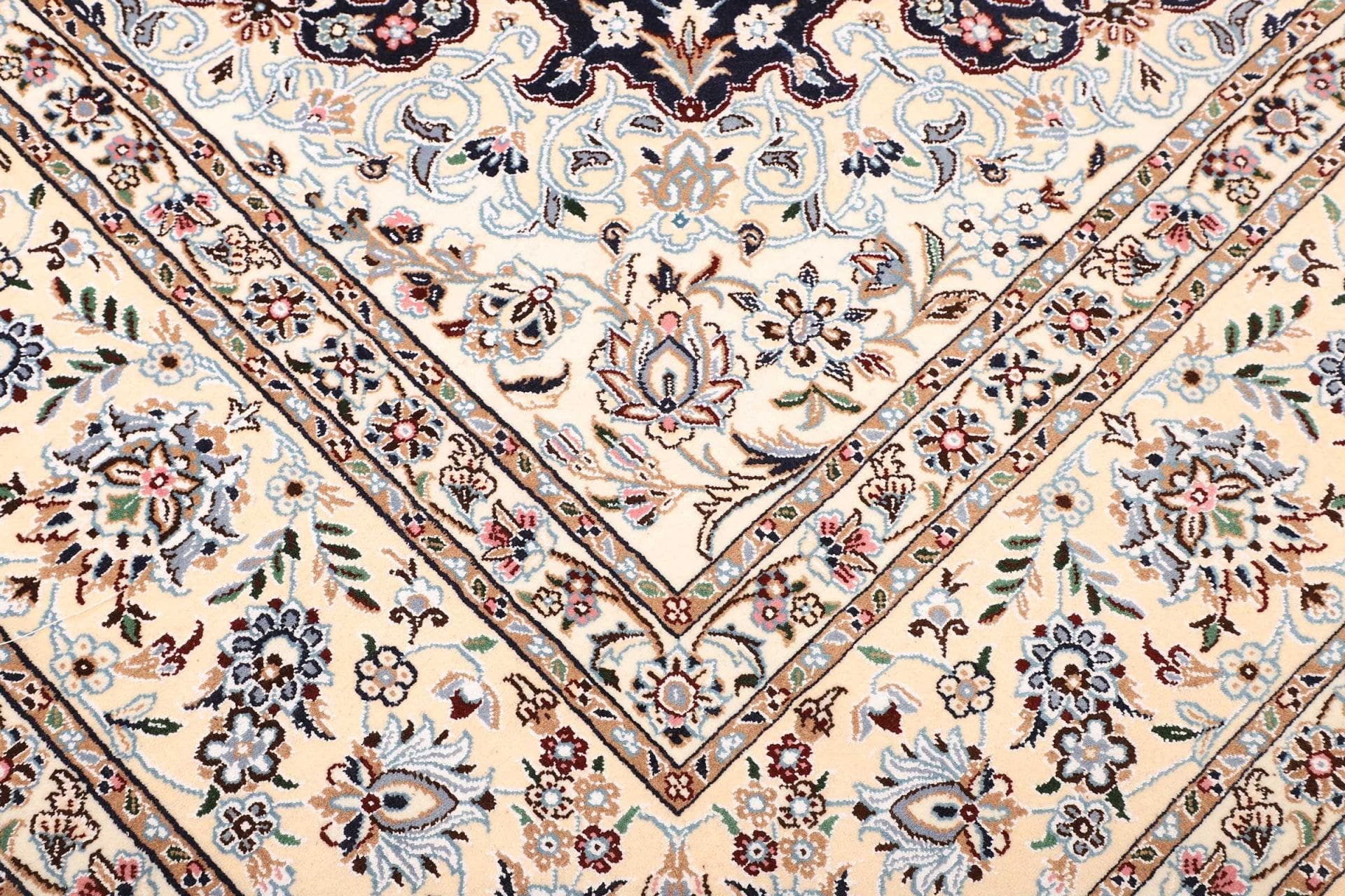 exklusiver-nain-teppich-253-x-355-cm-florale-muster-handgeknupft-6 Hand-Knotted Wool Nain Persian Rug, 253 × 355 cm