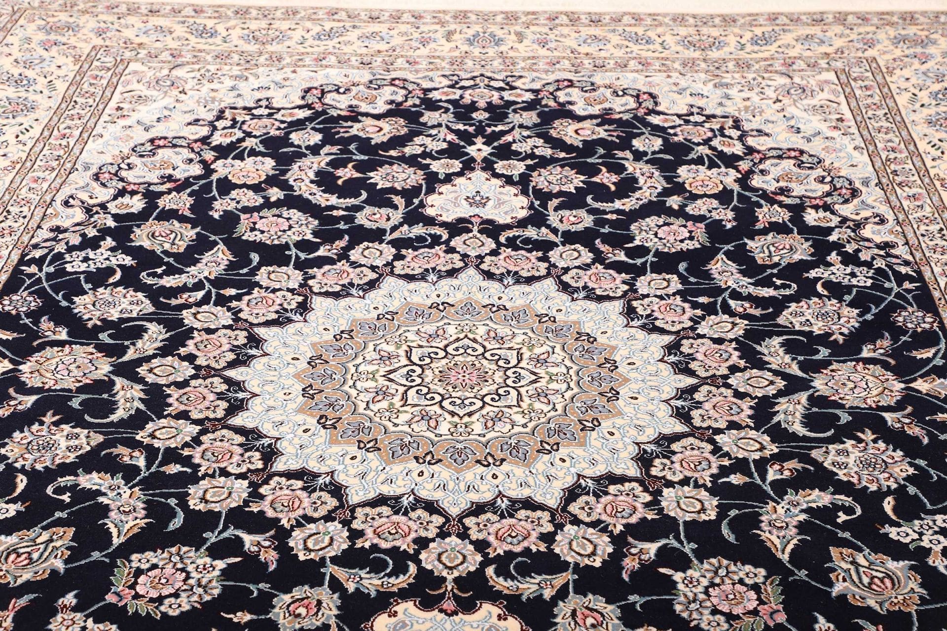 exklusiver-nain-teppich-253-x-355-cm-florale-muster-handgeknupft-8 Hand-Knotted Wool Nain Persian Rug, 253 × 355 cm