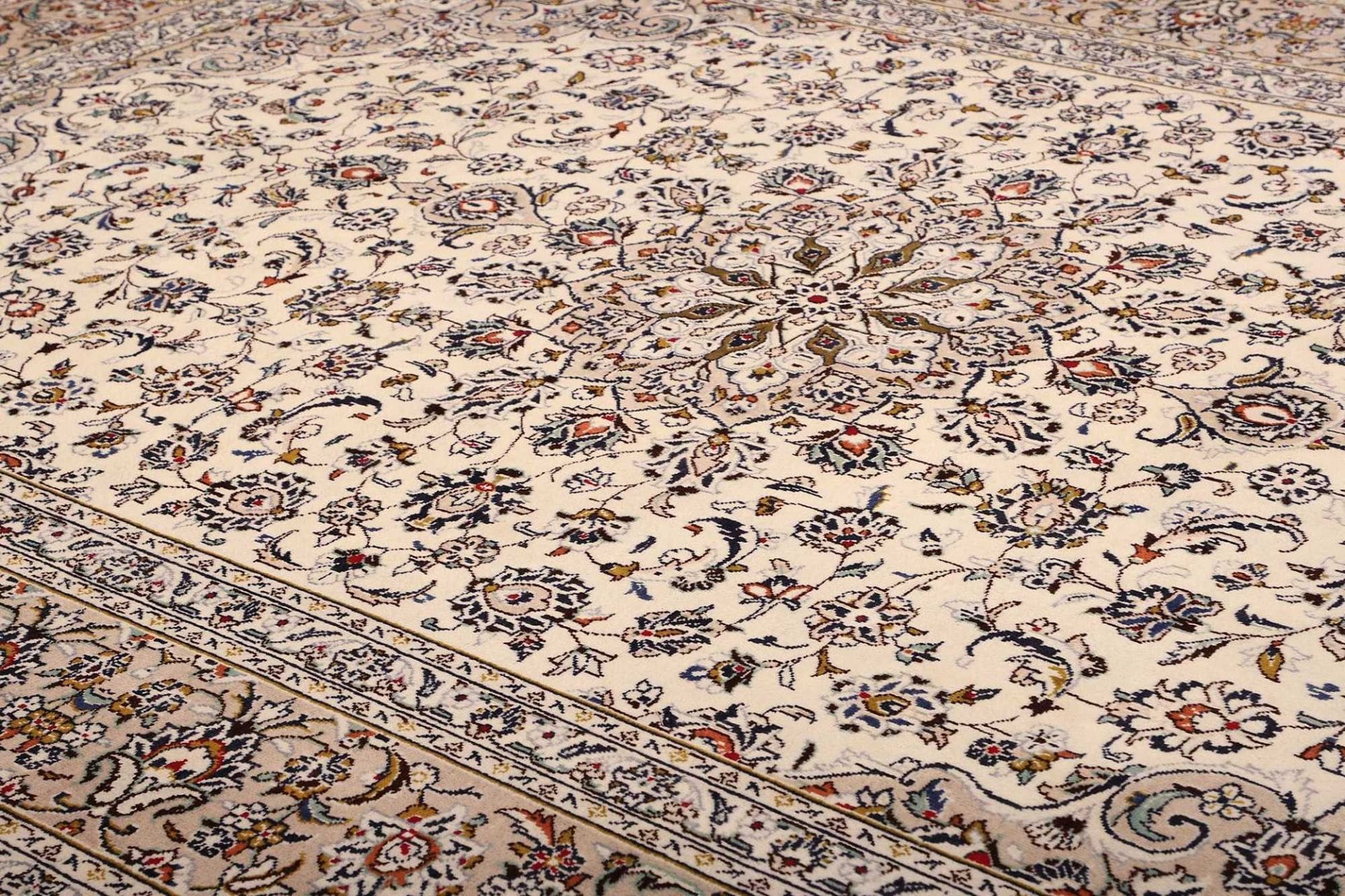 Hand-Knotted Wool Kashan Persian Rug, 248 × 350 cm