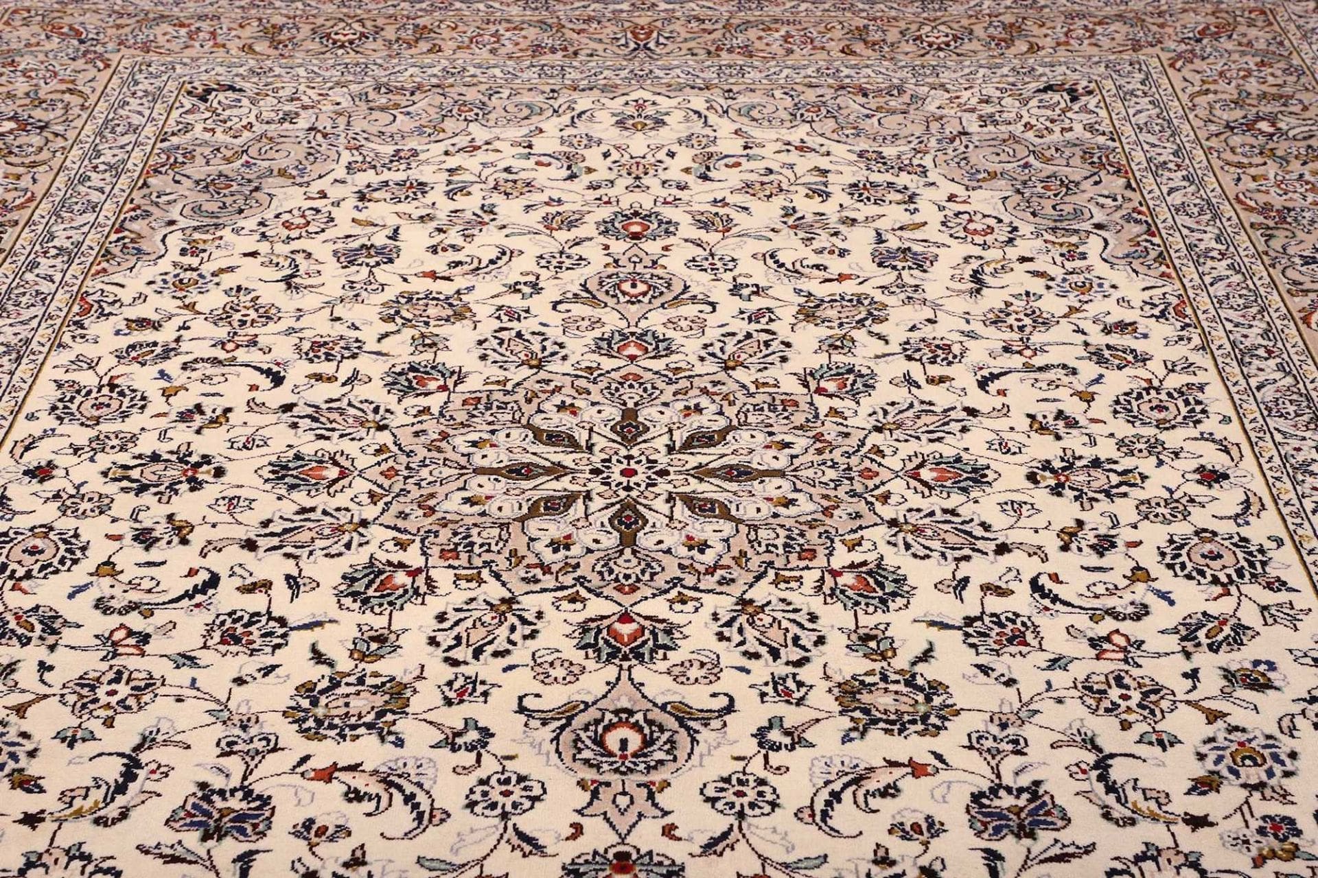 Hand-Knotted Wool Kashan Persian Rug, 248 × 350 cm