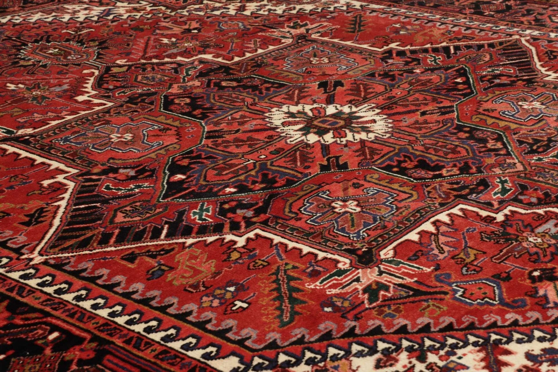 Heriz Persian Rug 263 × 330 cm, Wool, hand-knotted