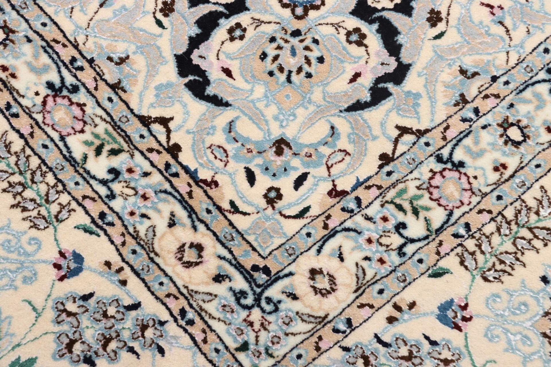 Nain Persian Rug — hand-knotted, 216 × 314 cm, Wool